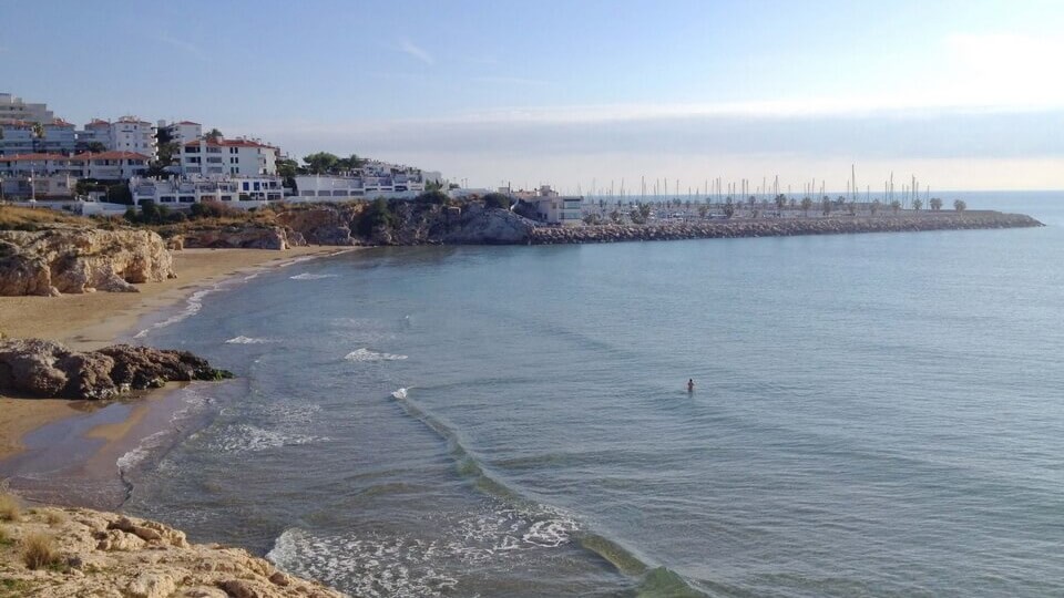playas de sitges playa dels balmins cala balmins playa de sant sebastia jorge guzman entrenador personal clases natacion en el mar todo el año para adultos