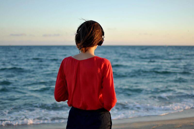 Cécile Schott (colleen) mirando al mar, reflexionando sobre su experiencia con las clases de natación en el mar en aguas abiertas con Jorge Guzmán, aprendiendo a nadar con confianza y seguridad